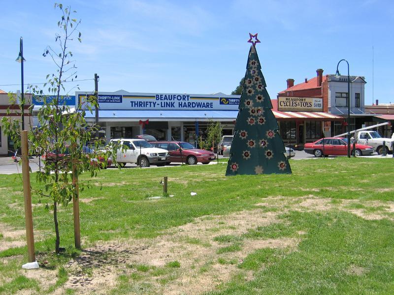 Beaufort - Shops and commercial centre along Neill Street: Shops at north-eastern corner of Neill St and Livingstone St