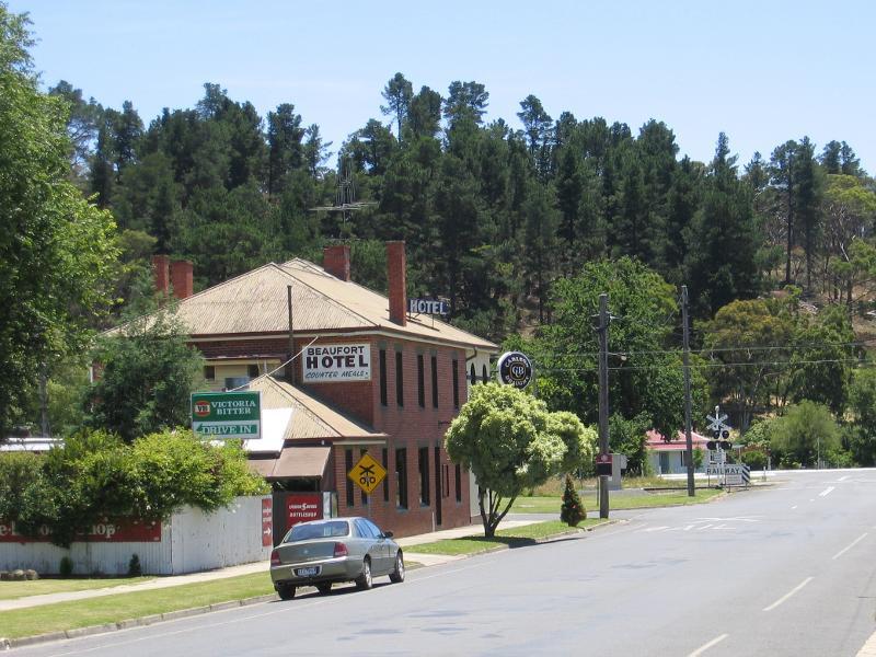 Beaufort - Lawrence Street and Pratt Street: View north along Lawrence St towards Pratt St