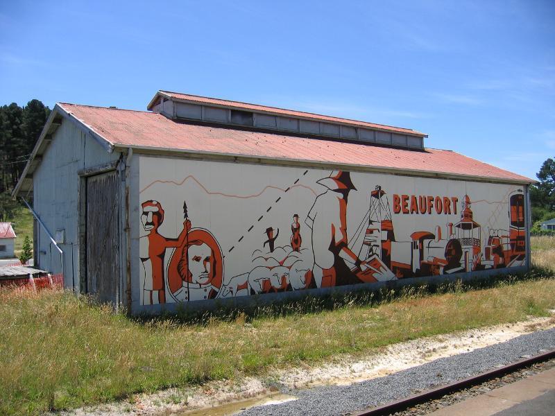 Beaufort - Beaufort railway station, Pratt Street: Shed viewed from station platform
