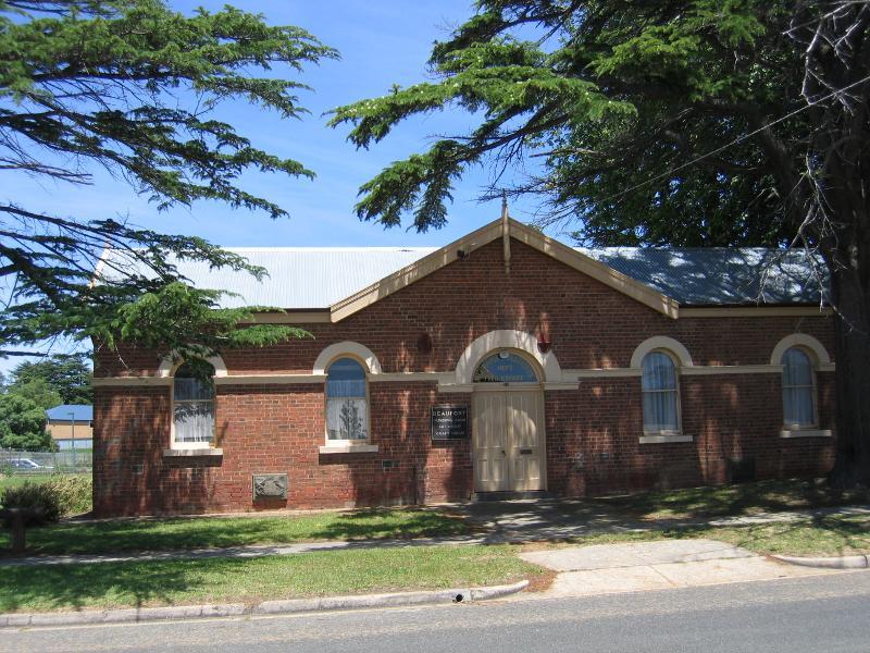 Beaufort - Havelock Street south of Neill Street: Library, corner Havelock St and Flynn St