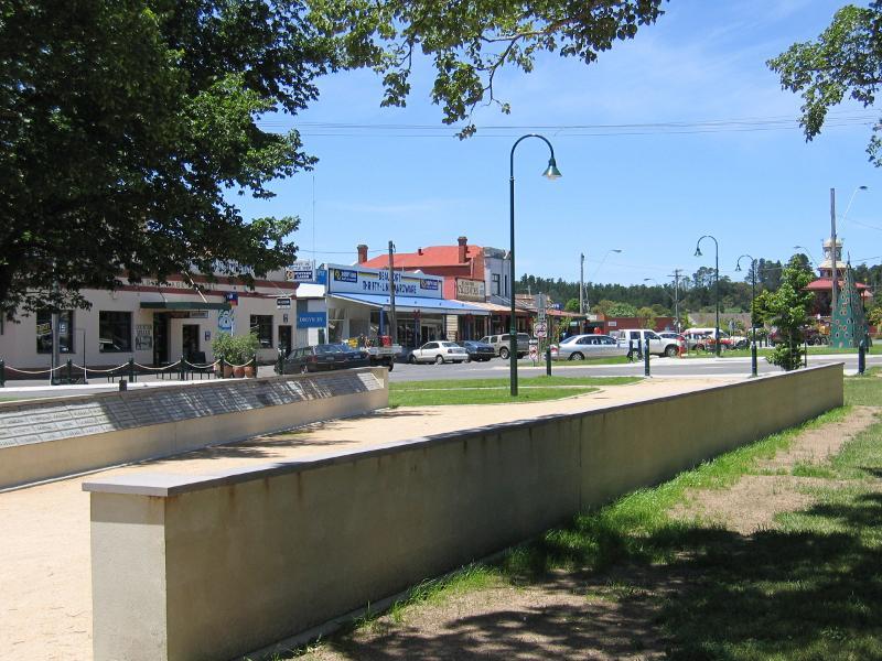 Beaufort - Memorial Park, northern end of Livingstone Street: View south-east through park towards Livingtone St
