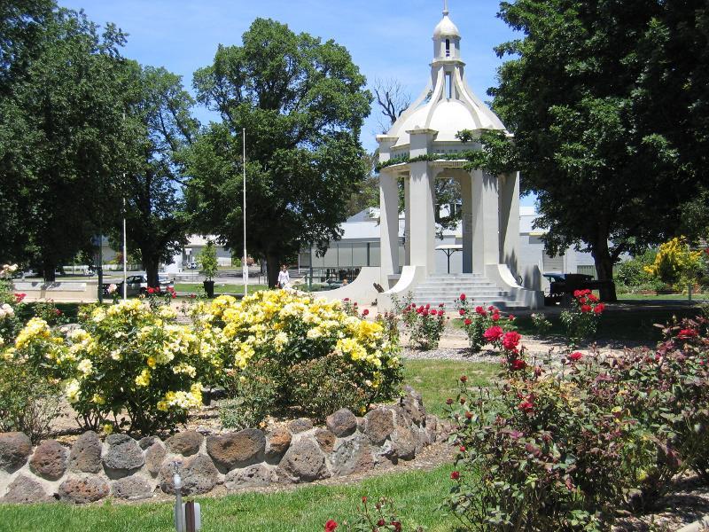Beaufort - Memorial Park, northern end of Livingstone Street: Rose garden and war memorial