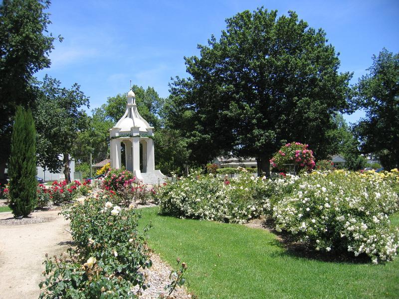 Beaufort - Memorial Park, northern end of Livingstone Street: Rose garden and war memorial