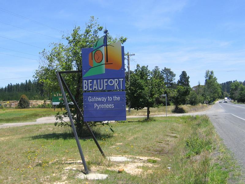 Beaufort - Western Highway, east side of Beaufort: Beaufort town sign, view west along Western Hwy towards Olinda St