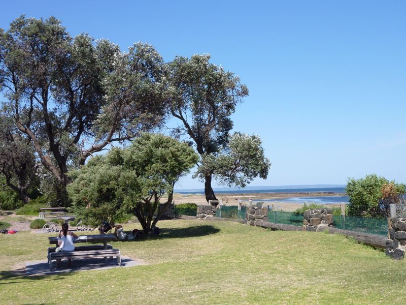Beaumaris - Beach between Beaumaris Yacht Club and Ricketts Point: Picnic area north of Ricketts Point Teahouse