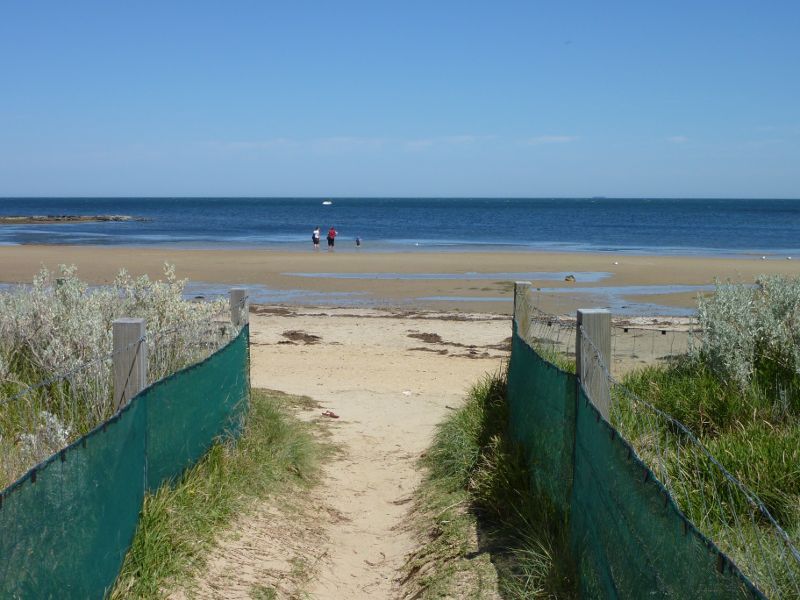 Beaumaris - Beach between Beaumaris Yacht Club and Ricketts Point: Path from Ricketts Point Teahouse to beach