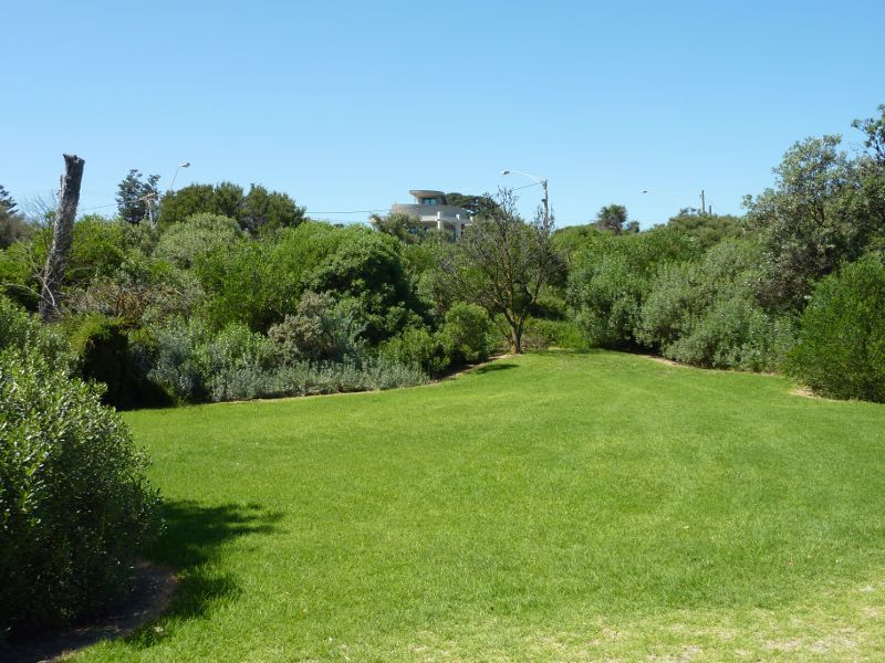Beaumaris - Beach between Beaumaris Yacht Club and Ricketts Point: Lawns near Ricketts Point