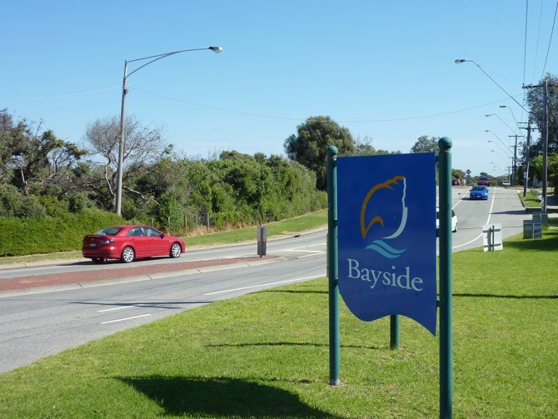 Beaumaris - Beach around end of Charman Road: Bayside City sign, view south-west along Beach Rd at Charman Rd