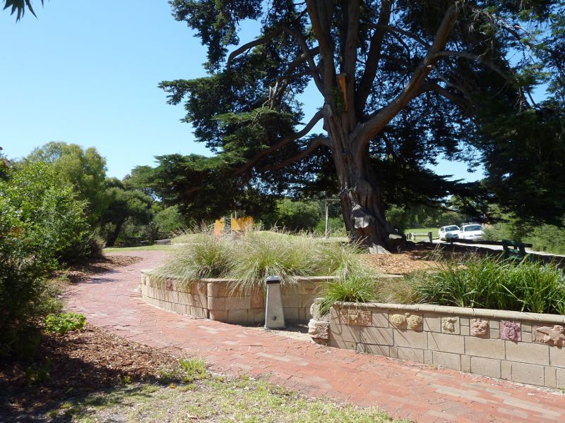 Beaumaris - Beaumaris Reserve: Garden near playground