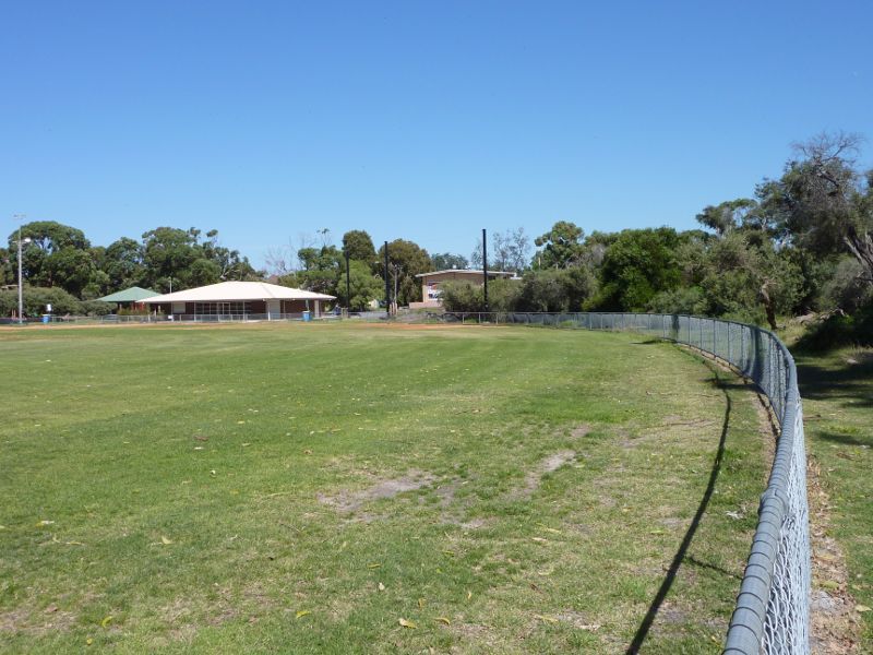 Beaumaris - Donald MacDonald Reserve: Oval and pavillion