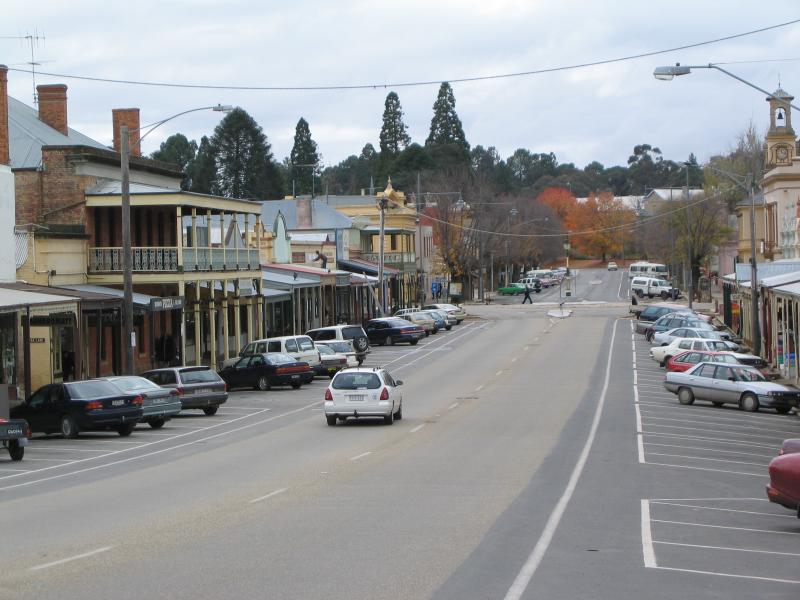 Beechworth - Commercial centre and shops, Ford Street and Camp Street: View north-east along Ford St towards Camp St
