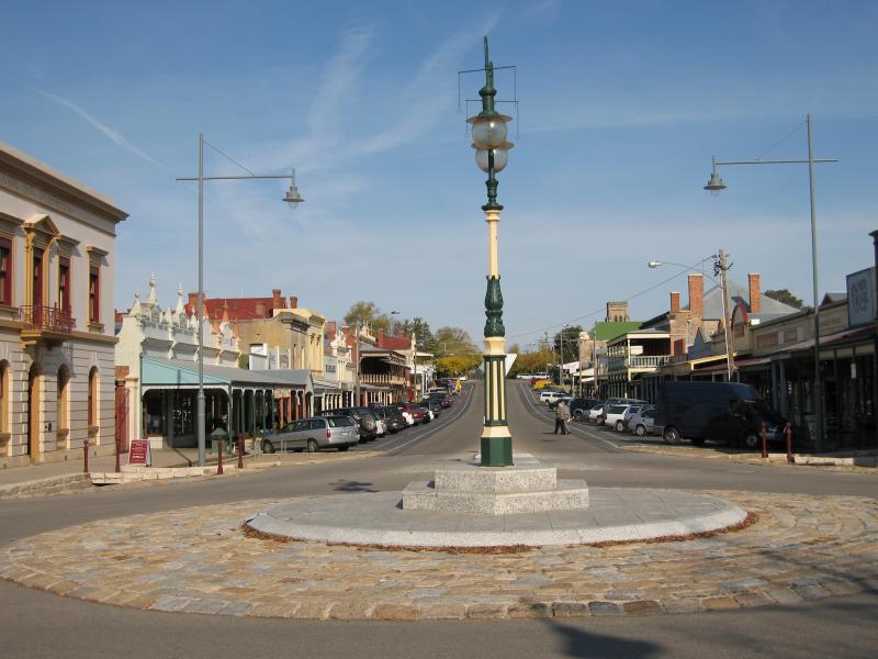 Beechworth - Commercial centre and shops, Ford Street and Camp Street: View south-west along Ford St at Camp St
