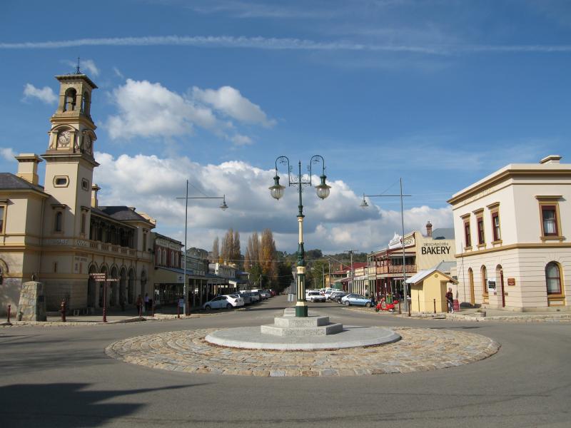 Beechworth - Commercial centre and shops, Ford Street and Camp Street: View south-east along Camp St at Ford St