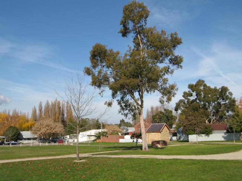Beechworth - Historic Precinct, Ford Street between Camp Street and Williams Street: View through Police Reserve towards stone lock-up and High St