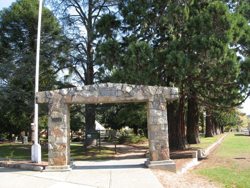 Beechworth - Town Hall Gardens, corner Ford Street and Williams Street: Entrance to gardens at corner of Ford St and Williams St