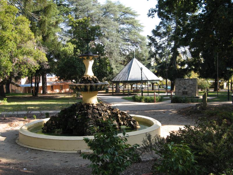 Beechworth - Town Hall Gardens, corner Ford Street and Williams Street: Fountain, rotunda and war memorial