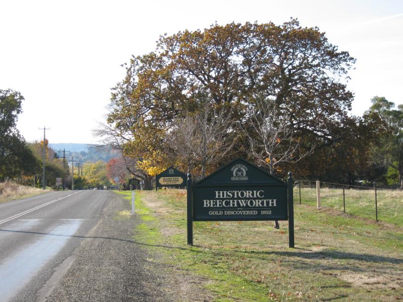 Beechworth - Around Beechworth: Beechworth town sign, view east along Wangaratta Rd at Forrest La