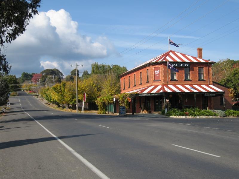 Beechworth - Albert Road area: Beechworth Gallery, view south-east along Albert Rd at Kerfred Rd