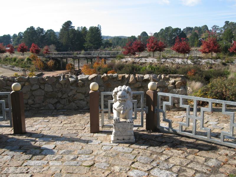 Beechworth - Chinese Gardens, Albert Street at Lake Sambell: View east from near tennis courts towards rail trail bridge