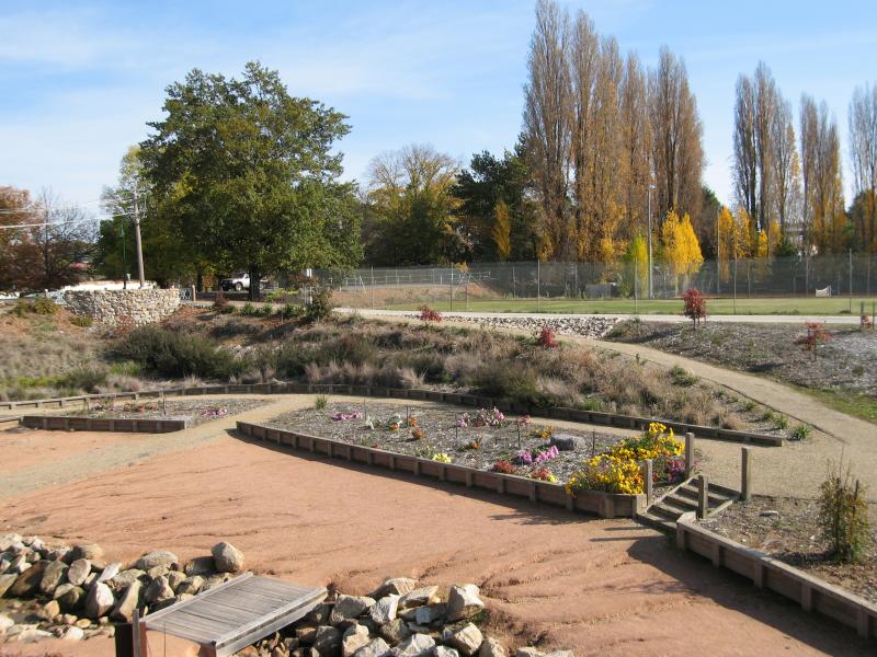 Beechworth - Chinese Gardens, Albert Street at Lake Sambell: View west through reserve towards tennis courts