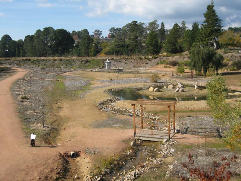 Beechworth - Chinese Gardens, Albert Street at Lake Sambell: View east through Chinese Gardens