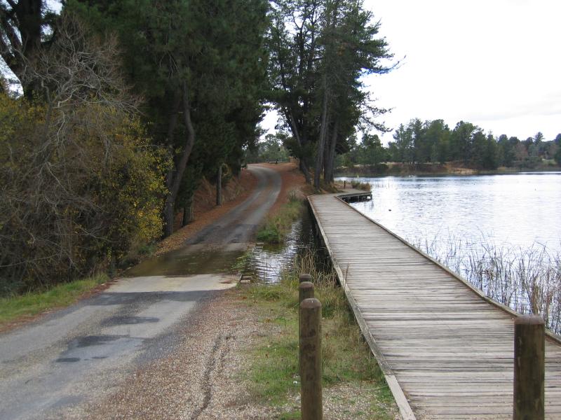 Beechworth - Lake Sambell: View along McConville Av at lake