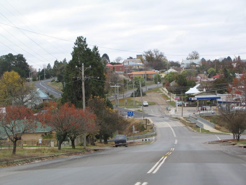 Beechworth - Newtown Bridge and Newtown Falls, Bridge Street at Gorge Road: View north-east along Bridge St towards Newtown Bridge over Spring Creek