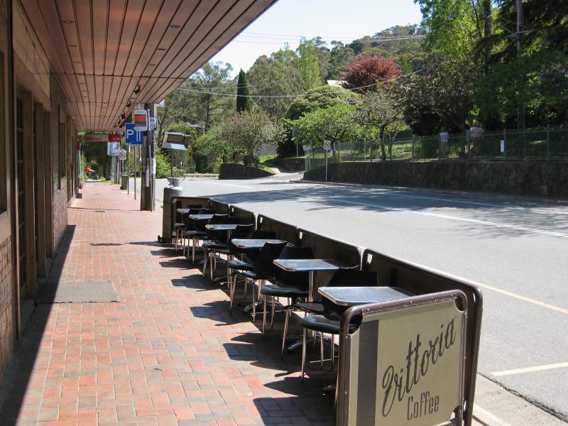 Belgrave - Shops and commercial centre, Main Street and Bayview Road: View north-west along Main St at Cameo Cinema