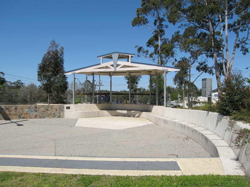 Belgrave - Belgrave Town Park and views, corner Monbulk Road and Terrys Avenue: Shelter and lookout at park