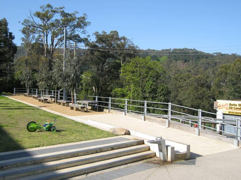 Belgrave - Belgrave Town Park and views, corner Monbulk Road and Terrys Avenue: Section of park overlooking Monbulk Rd