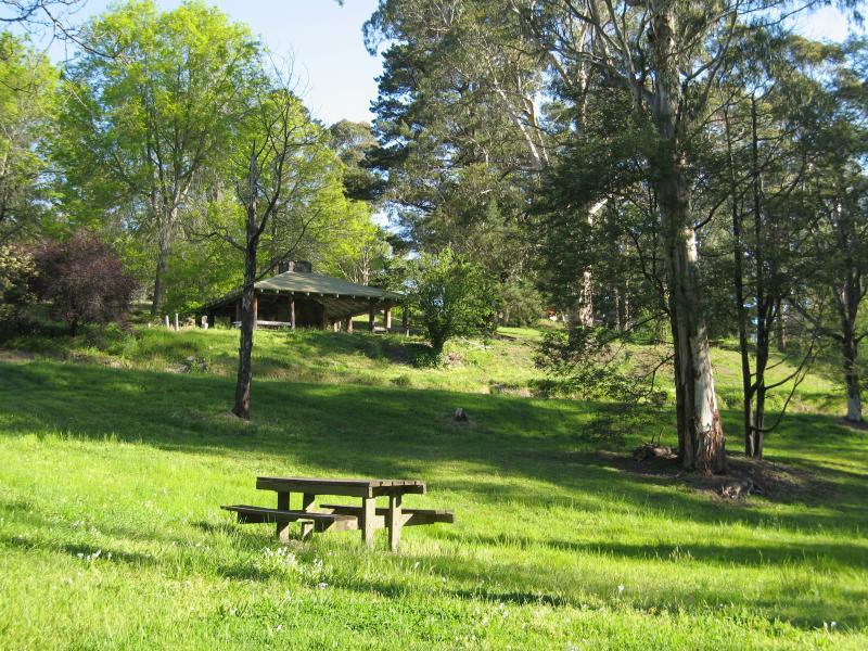 Belgrave - Belgrave Lake Park: Shelter and picnic areas near entrance