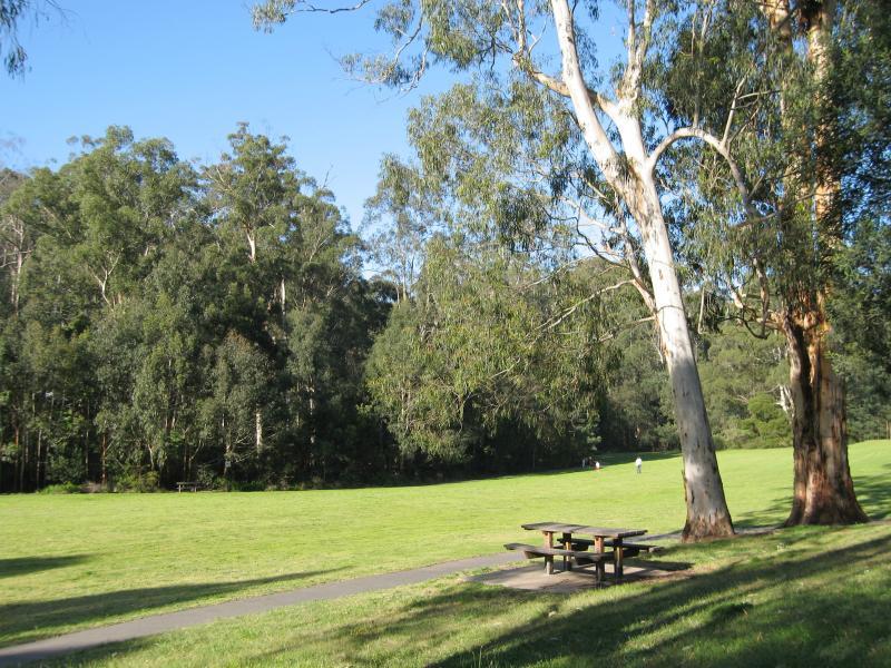 Belgrave - Belgrave Lake Park: Picnic areas and lawns