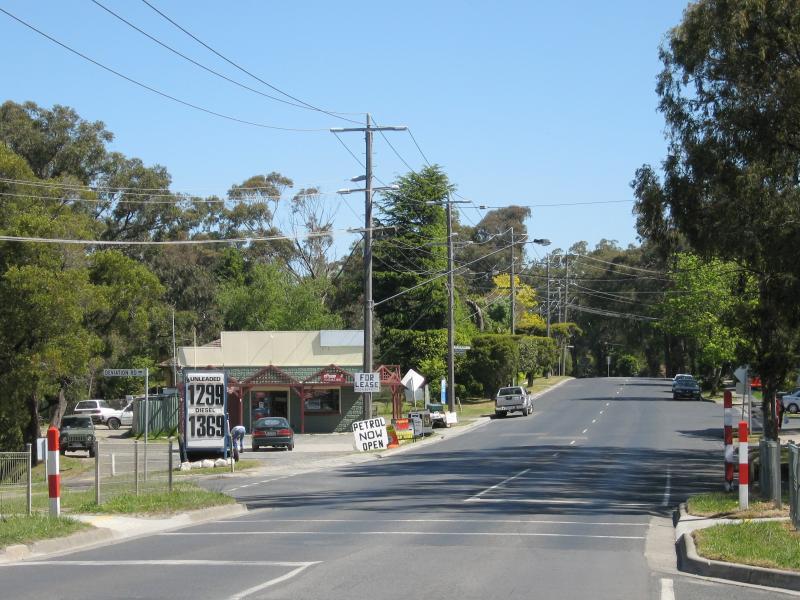 Belgrave - Belgrave South town centre, Belgrave-Hallam Road and Colby Drive: View south along Belgrave-Hallam Rd towards Deviation Rd