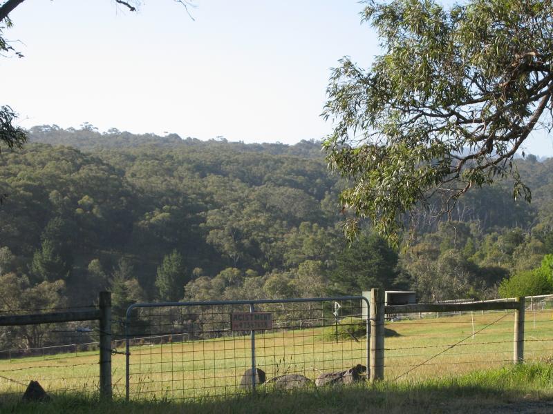 Belgrave - Scenery along Belgrave-Hallam Road, south of Belgrave South town centre: Westerly view
