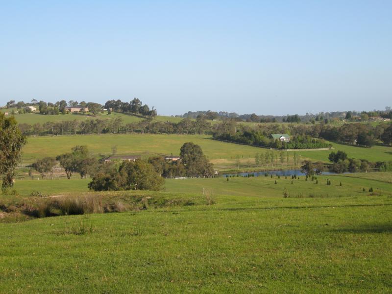 Belgrave - Scenery along Belgrave-Hallam Road, south of Belgrave South town centre: Easterly view