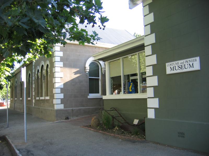 Benalla - Commercial centre and shops: Visitor Information Centre, Mair St