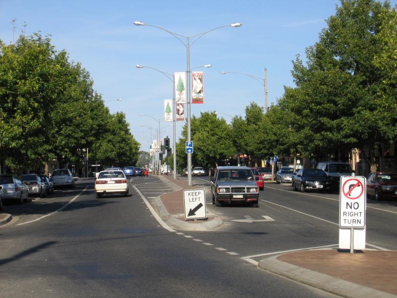 Benalla - Commercial centre and shops: View east along Bridge St at Mair St