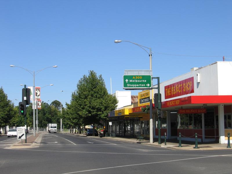 Benalla - Commercial centre and shops: View west along Bridge St at Nunn St