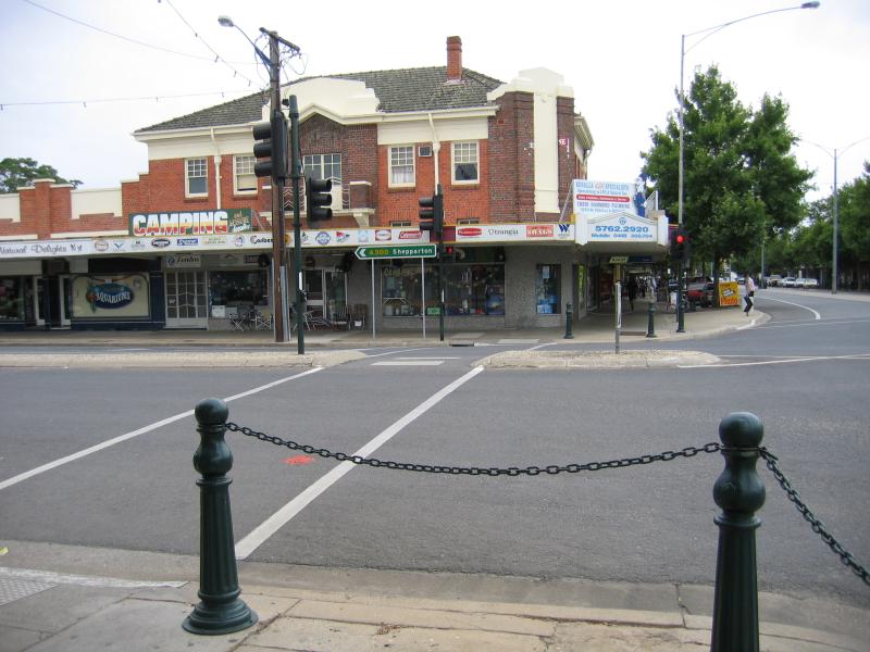 Benalla - Commercial centre and shops: View east along Bridge St at Nunn St