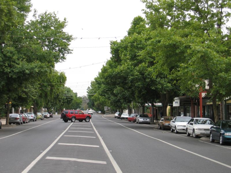 Benalla - Commercial centre and shops: View north along tree-lined Nunn St between Bridge St and Church St