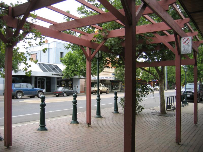 Benalla - Commercial centre and shops - View west along Bridge St between Nunn St and Carrier St