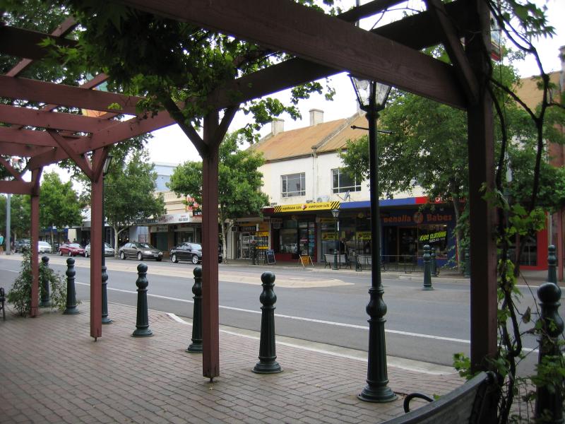 Benalla - Commercial centre and shops: View east along Bridge St between Nunn St and Carrier St