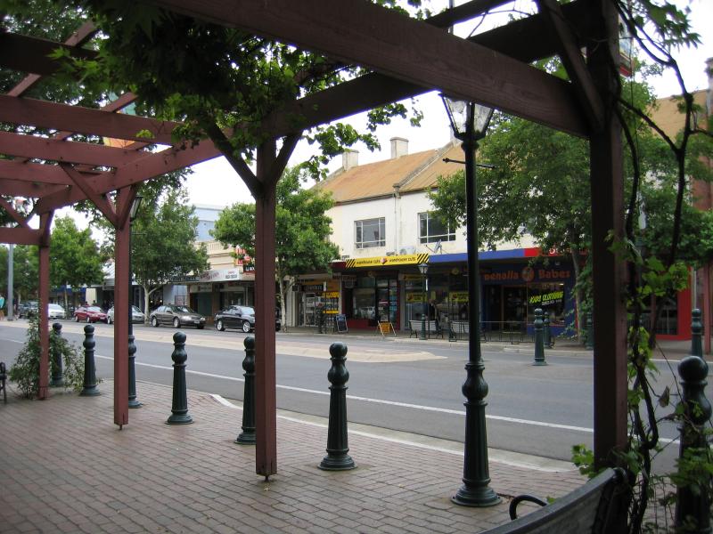 Benalla - Commercial centre and shops - View east along Bridge St between Nunn St and Carrier St