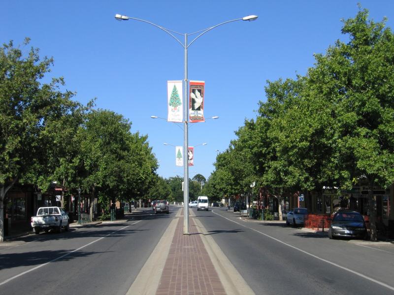 Benalla - Commercial centre and shops: View west along Bridge St between Nunn St and Carrier St