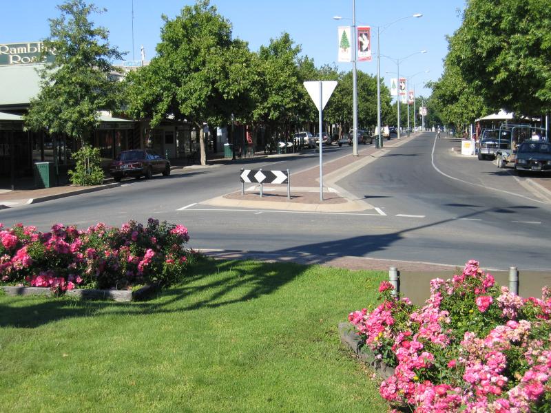 Benalla - Commercial centre and shops: View west along Bridge St at Carrier St