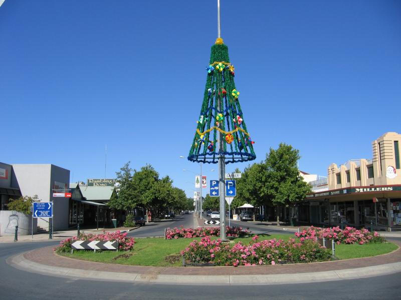 Benalla - Commercial centre and shops: View west along Bridge St at Carrier St