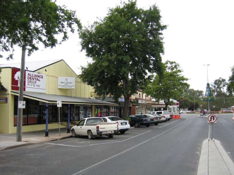 Benalla - Commercial centre and shops: View south along Carrier St between Church St and Bridge St