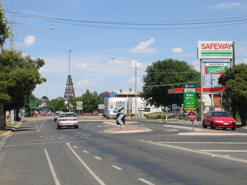 Benalla - Commercial centre and shops: View west along Bridge St at Riley Av