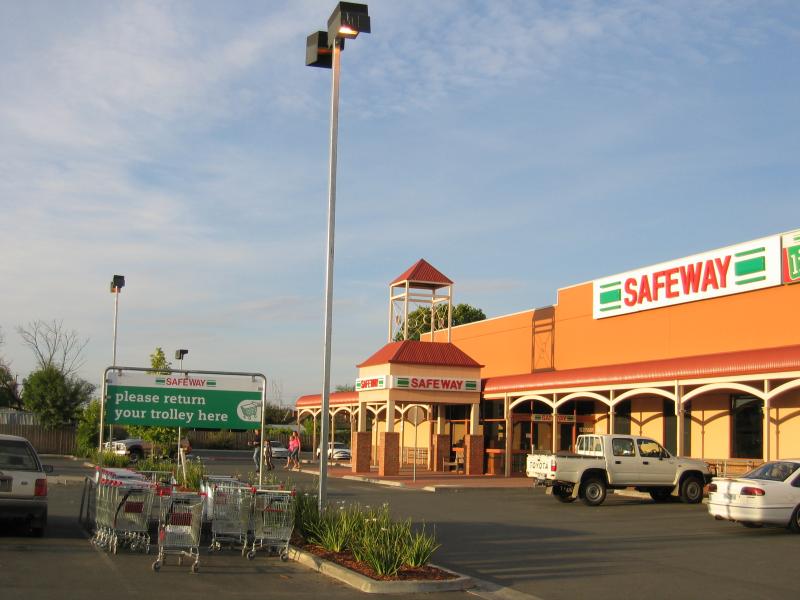 Benalla - Commercial centre and shops: Safeway Supermarket, off Bridge St east of Smythe St