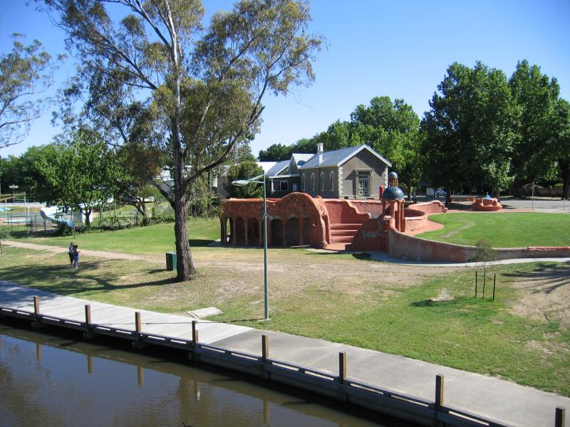 Benalla - Lake Benalla, around Bridge Street: View north-west along Lake Benalla from Bridge St towards Ceramic Mural and Museum